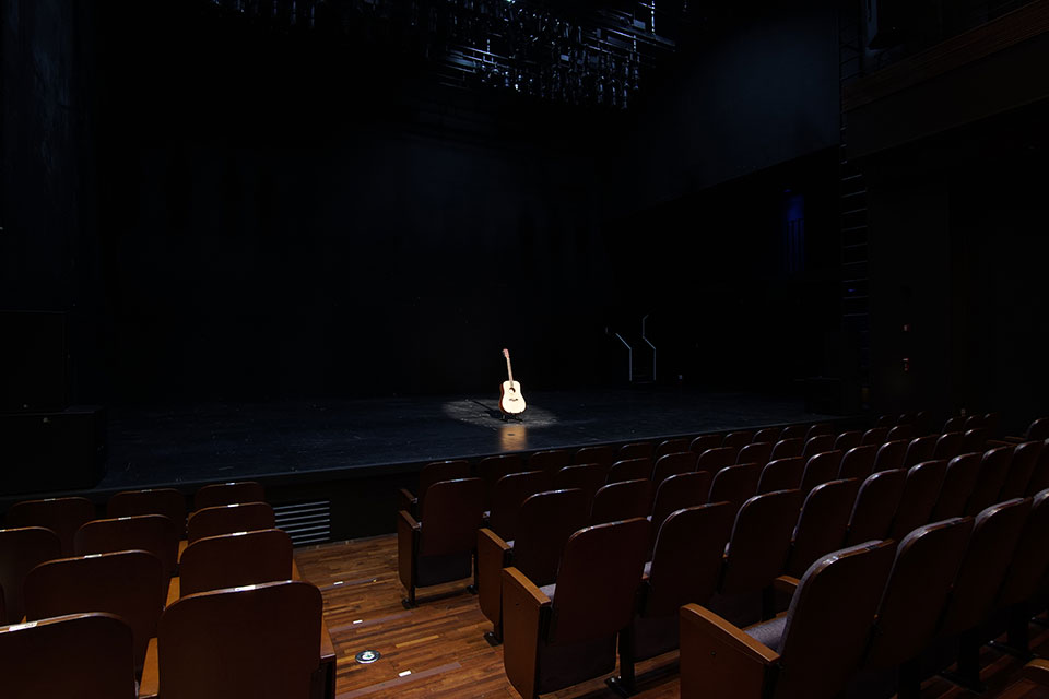 1관 1층 F열 4번 좌석에서 본 무대