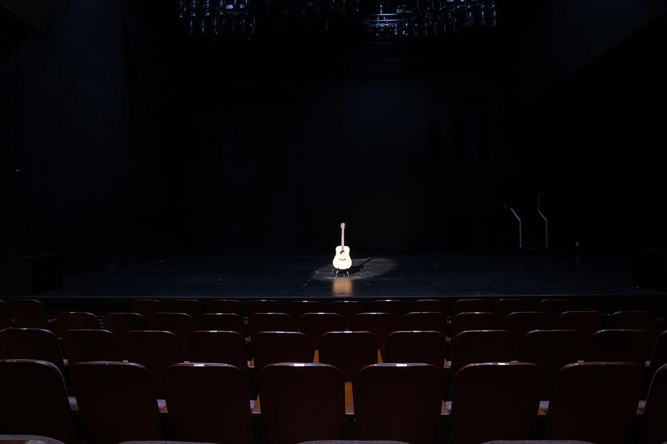 1관 1층 F열 10번 좌석에서 본 무대