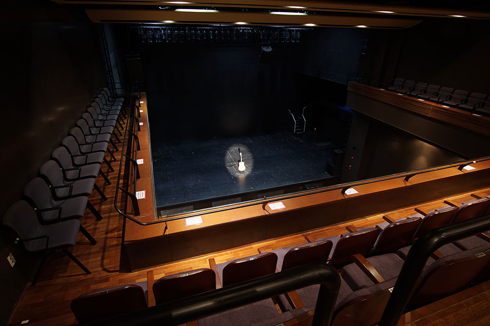 1관 2층 Q열 2번 좌석에서 본 무대