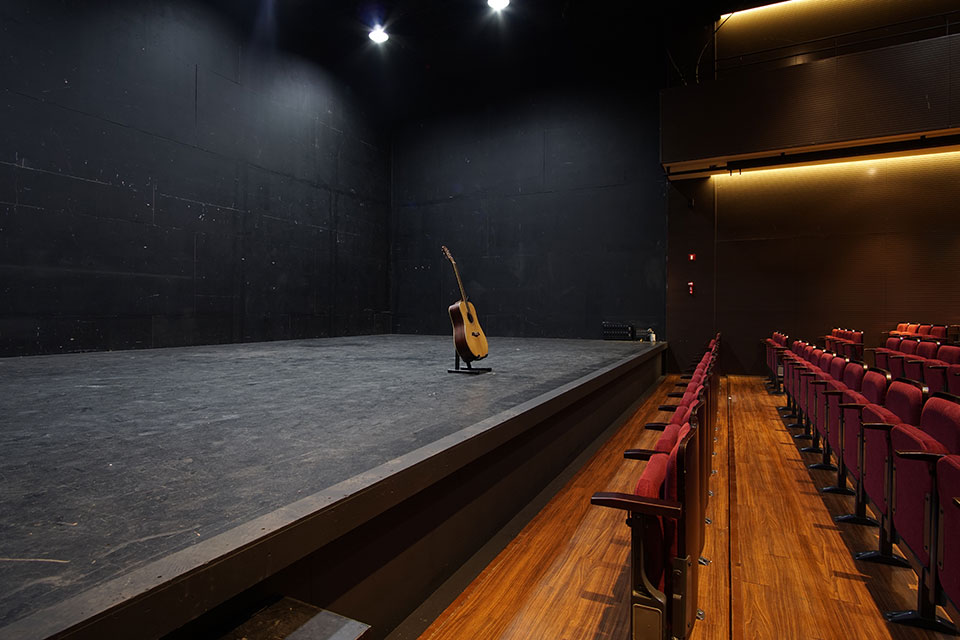 2관 A열 3번 좌석에서 본 무대