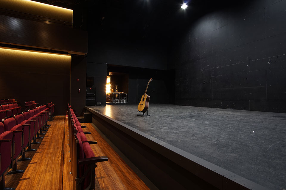 2관 A열 15번 좌석에서 본 무대