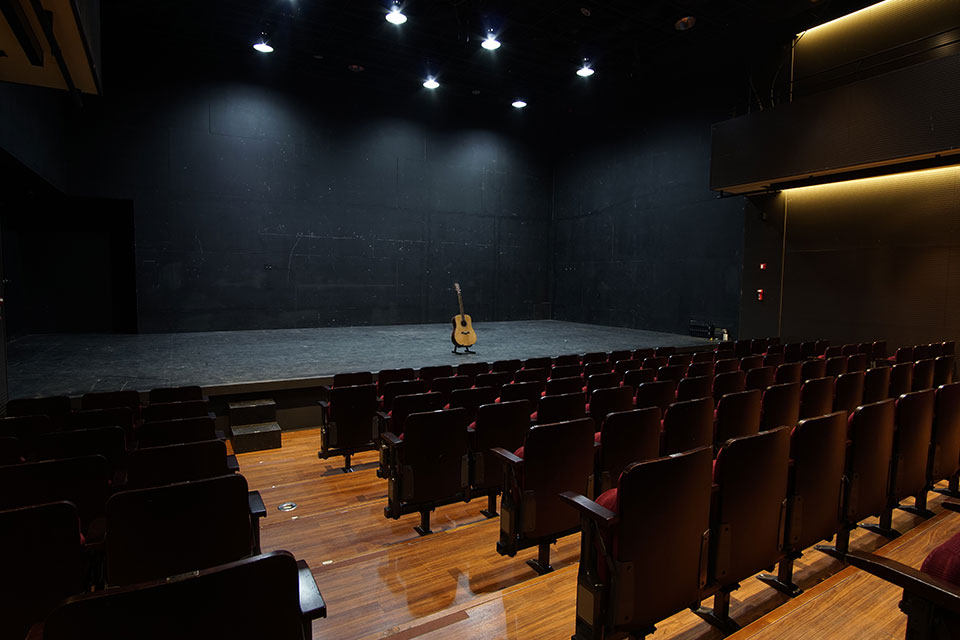 2관 H열 4번 좌석에서 본 무대