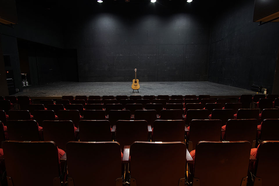 2관 H열 10번 좌석에서 본 무대