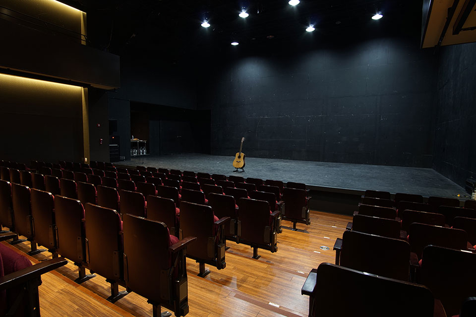 2관 H열 17번 좌석에서 본 무대