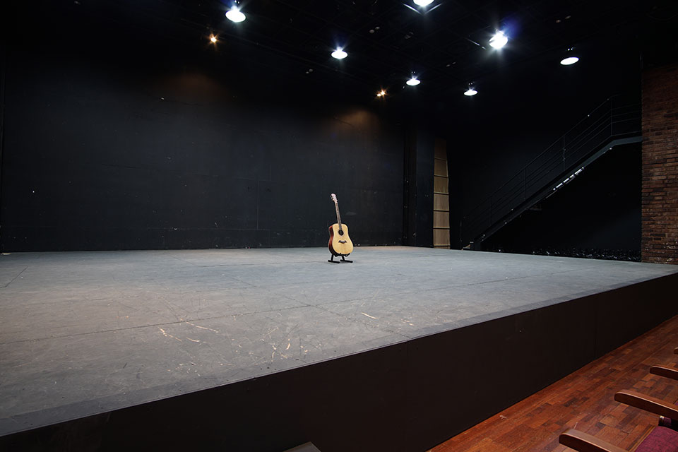 3관 1열 4번 좌석에서 본 무대