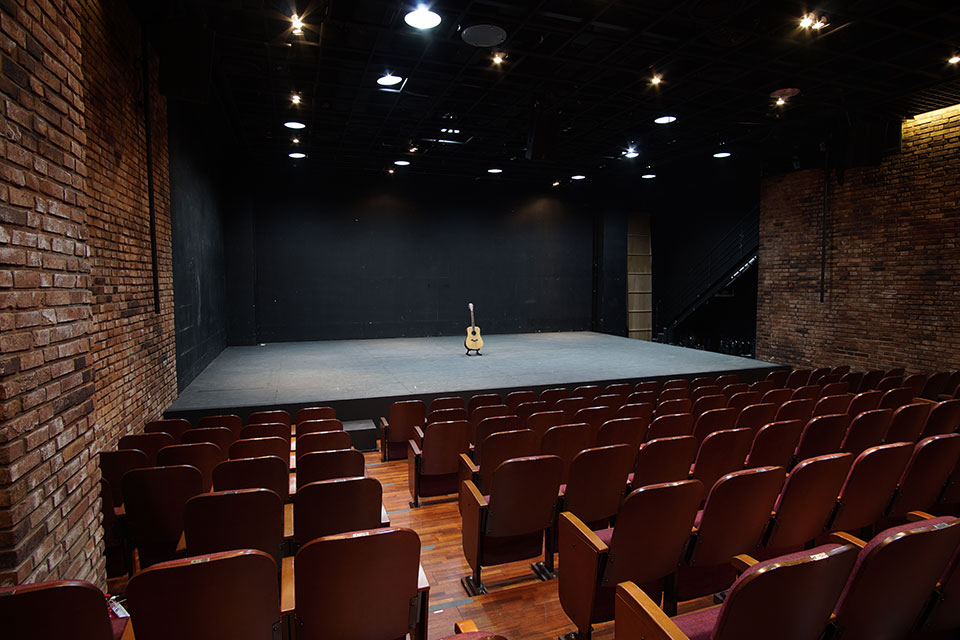 3관 8열 4번 좌석에서 본 무대