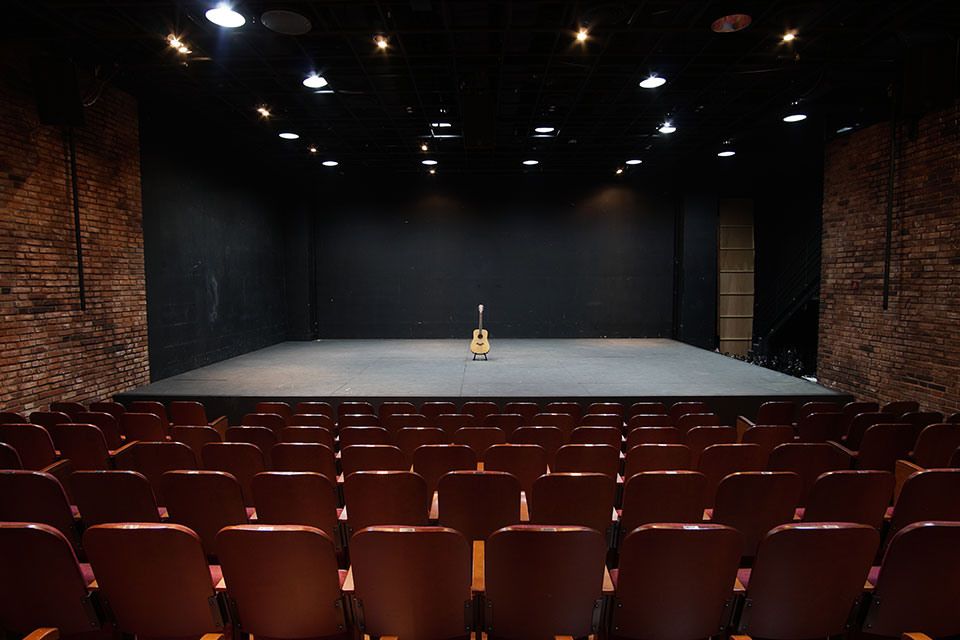 3관 8열 10번 좌석에서 본 무대