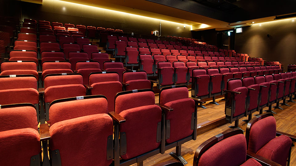 [2관 1층 객석] 무대 좌측에서 본 모습